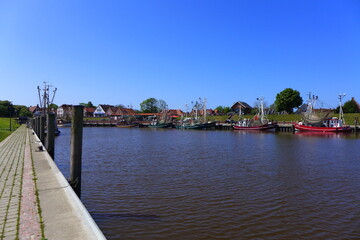 Der alte Hafen in Greetsiel, in Ostfriesland, mit Fischerdenkmal
