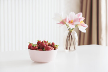 Obraz na płótnie Canvas Fresh strawberries in bowl on white wooden table. Copy space