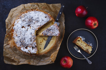 Traditioneller sizilianischer Apfelkuchen Torta di mele cremosa mit Puderzucker serviert als...