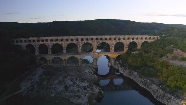 Vue a&eacute;rienne en drone au lever du soleil, au dessus du Pont du Gard, aqueduc construit par les romains, pr&egrave;s de Nimes, dans le sud de la France, class&eacute; au patrimoine mondiale de l'Unesco