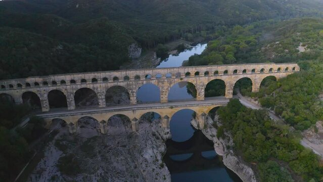 Vue a&eacute;rienne en drone au lever du soleil, au dessus du Pont du Gard, aqueduc construit par les romains, pr&egrave;s de Nimes, dans le sud de la France, class&eacute; au patrimoine mondiale de l'Unesco