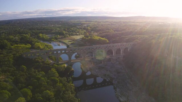 Vue a&eacute;rienne panoramique en drone au lever du soleil, au dessus du Pont du Gard, aqueduc construit par les romains, pr&egrave;s de Nimes, dans le sud de la France, class&eacute; au patrimoine mondiale de l'Unesco
