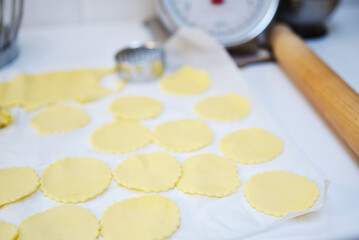 Préparation tartelettes emporte-pièce en inox