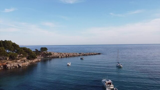 Mallorca, Drohnenflug bei Tag über das Meer