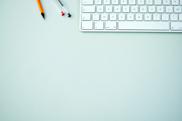 Clavier et crayons sur table de bureau
