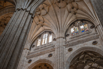 Detalle de la arquitectura gótica tardía en el interior de la catedral del siglo XVI de Salamanca, España