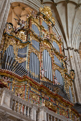 Órgano de tubo en el interior de la catedral gótica de Salamanca, España