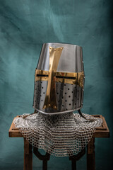 caballero templario armadura de feria renacentista en metal texturas y forma