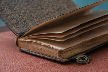 libro antiguo abierto con textura de hojas y pepel cuero y decorado