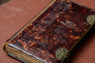 libro antiguo abierto con textura de hojas y pepel cuero y decorado