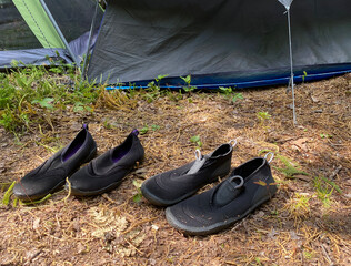 Souliers d'eau pour les sports aquatiques au sol. Équipement de camping et de plein air près...