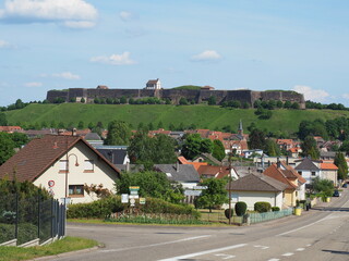 Fototapeta na wymiar Zitadelle von Bitsch - Citadelle de Bitche – gelegen auf einem Hügel über der Stadt Bitsch