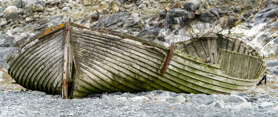 altes verlassenes Ruderboot / Walfänger Boot auf Half Moon Island / Süd-Shettland-Inseln vor der...