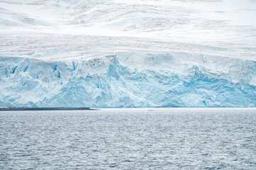 Eis und Gletscher an der Küstenlinie der Antarktis - Globale Erwärmung - Eisformationen