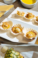 Scallops au gratin are a tasty and refined seafood appetizer, perfect for special and festive occasions. It is a simple and quick recipe to make: once they are thoroughly cleaned, the scallops are