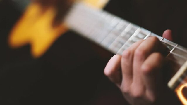 manos tocando guitarra acordes