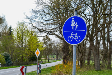 Verkehrsschild Fußgänger und Radfahrer erlaubt, Vorfahrt für Fahrräder, Vorfahrt für Fußgänger, Klimaneutral, Alternative Fortbewegung. 