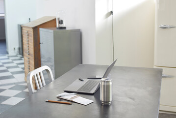 Télétravail - ordinateur portable et carnet