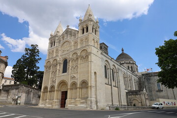 La cathédrale Saint Pierre, de style roman, vue de l'extérieur, ville de Angoulême, département de la Charente, France