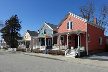 Row of Colorful Houses in Downtown Newport, Rhode Island - obrazy, fototapety, plakaty