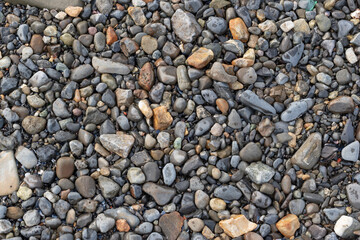 textura de rocas de orilla de lago, rocas de todo tipo de colores y formaciones 