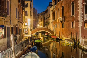 Fototapeta na wymiar Venecia de noche