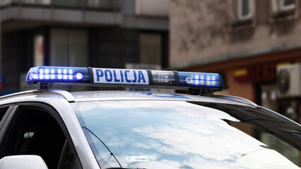 Radiowóz policji na sygnale w mieście  alarmowo do wypadku na światłach