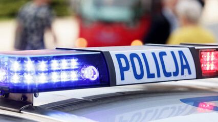 Radiowóz policji na sygnale w mieście  alarmowo do wypadku na światłach - obrazy, fototapety, plakaty