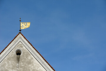 Goldene Wetterfahne vor blauem Himmel mit Stadtwappen Wangen im Allgäu, textfreiraum