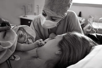 Mom and newborn baby skin to the skin after birth in the hospital - obrazy, fototapety, plakaty