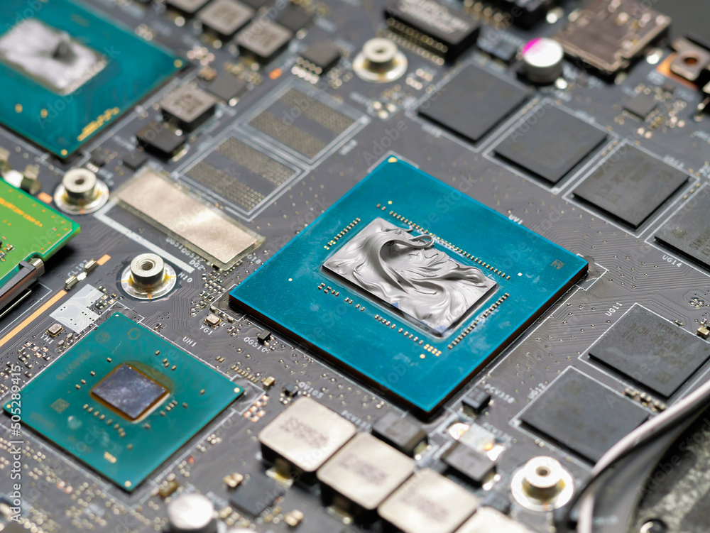 Aufkleber applying thermal paste to a laptop graphics processor, cooling computer components. repairing, upgra