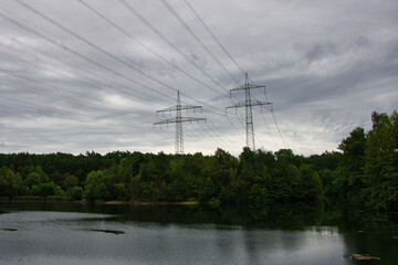 Strommasten am See 