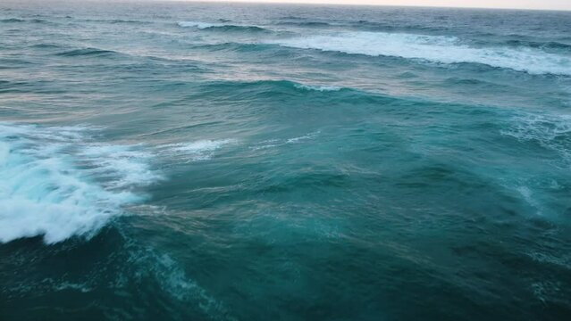 Fuerteventura Atlantik Dorhne 4k Richtung Sonnenuntergang Schwenk auf Wasser