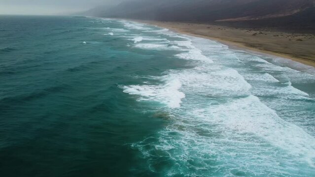 Drohne 4k Fuerteventura gerade aus &uuml;bers Meer am Strand Cofete