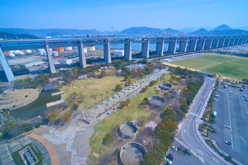香川県坂出市の瀬戸大橋記念公園と瀬戸中央自動車道、山々を見る