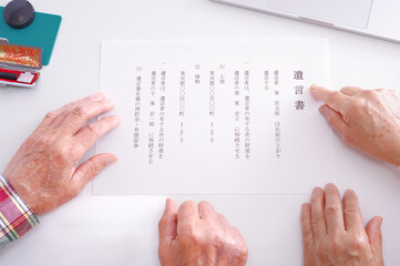 遺言書を書くシニア夫婦