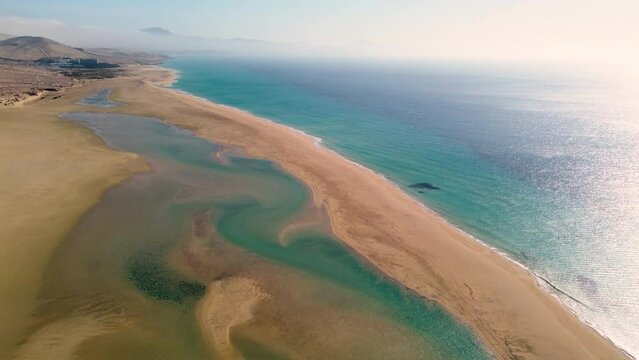 Playa de Sotavento de Jandía Drohne 4k Fuerteventura Strand und Meer Schwenk nach links