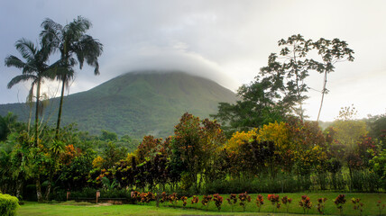 Vulcão ativo da Costa Rica - obrazy, fototapety, plakaty