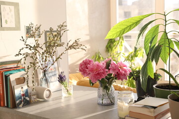 Fototapeta na wymiar Bouquet of peonies at home in a vase