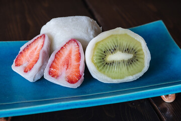 苺とグリーンキウイのフルーツ大福。フルーツを求肥と白餡で包んだ和菓子。