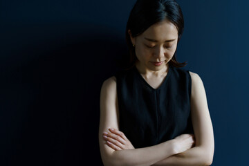 部屋で落ち込む女性