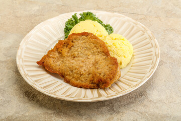 Crispy chicken schnitzel with mashed potato