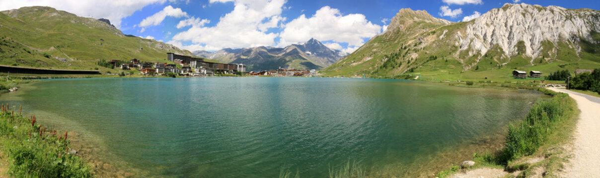 Vue panoramique du lac de Tignes au val d'Isère,dans les Alpes.