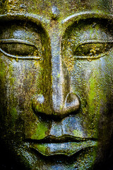 Fototapeta na wymiar Skulptur mit Buddha Kopf