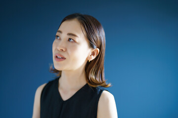 会話する女性