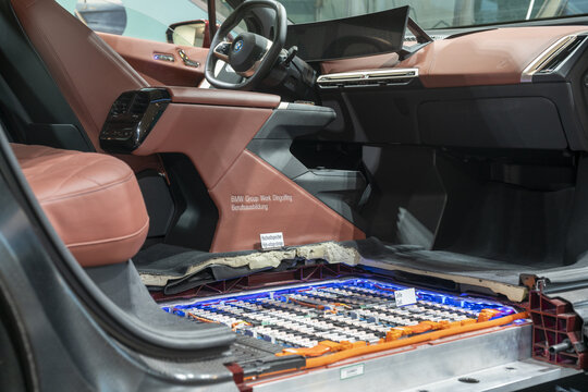 Cross-section of the electric BMW IX, showing drive systems and batteries of an electric car