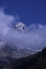 montagnes embrum&eacute;es