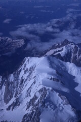 montagnes embrum&eacute;es