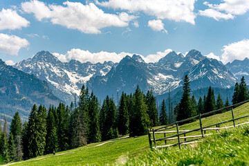Góry Tatry Wysokie, widok z Rusinowej Polany. Wiosenny widok na ośnieżone szczyty. Tatrzański Park Narodowy.