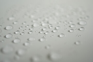 Gouttes d'eau sur fond blanc
